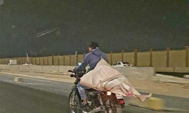 حقيقة الصورة المتداولة لموتوسيكل يحمل جوالا يظهر منه ما يشبه قدما بشرية