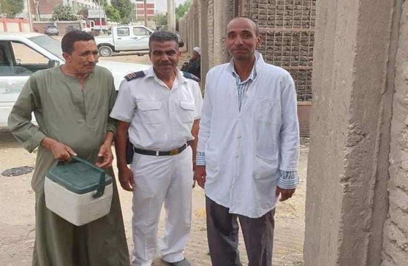 لجنة بيطرية تجري جولة تفتيشية على سوق الماشية في إسنا| صور