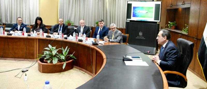 وزير البترول يسلم الرخصة الثانية لتموين السفن بالوقود بالموانئ المصرية لشركة بنينسولا العالمية