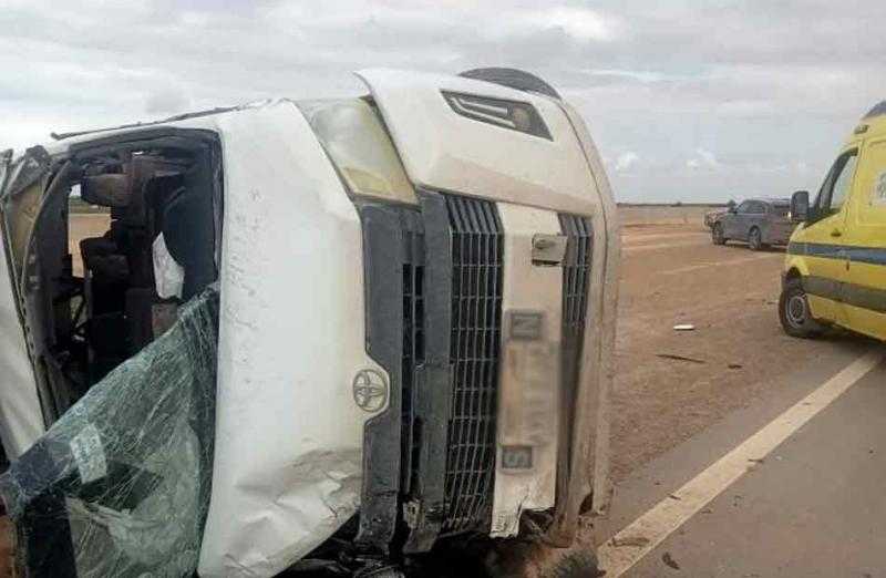 مصرع شخص وإصابة 8 آخرين إثر انقلاب سيارة بطريق ”قنا- سفاجا”