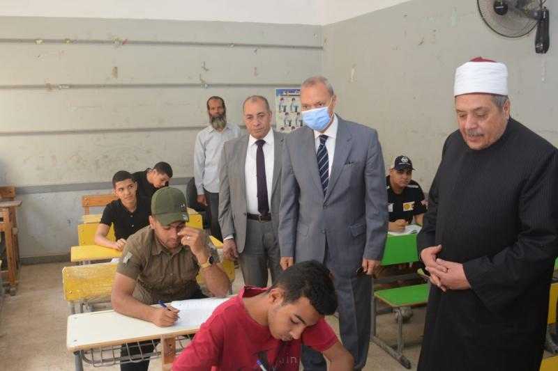 محافظ القليوبية يتفقد لجان الثانوية الأزهرية للاطمئنان علي الطلاب وسير الامتحانات