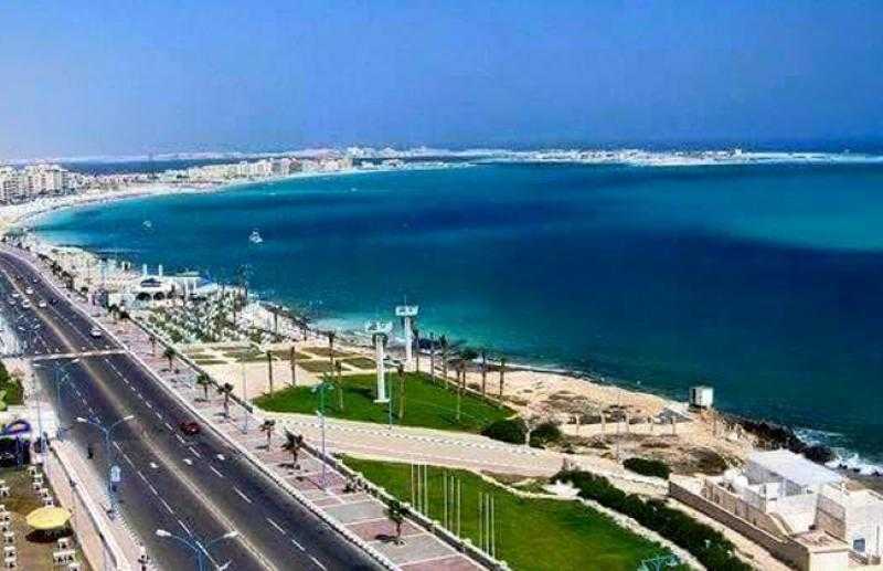 محافظ مطروح يُوجه بالإسراع في صيانة ورفع كفاءة الكورنيش | صور