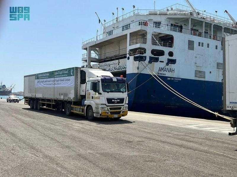 الملك سلمان للإغاثة يسيّر أولى طلائع الجسر البحري الإغاثي السعودي إلى السودان