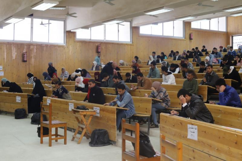 توفير مبردات مياه للطلاب في امتحانات جامعة جنوب الوادي بسبب حرارة الجو