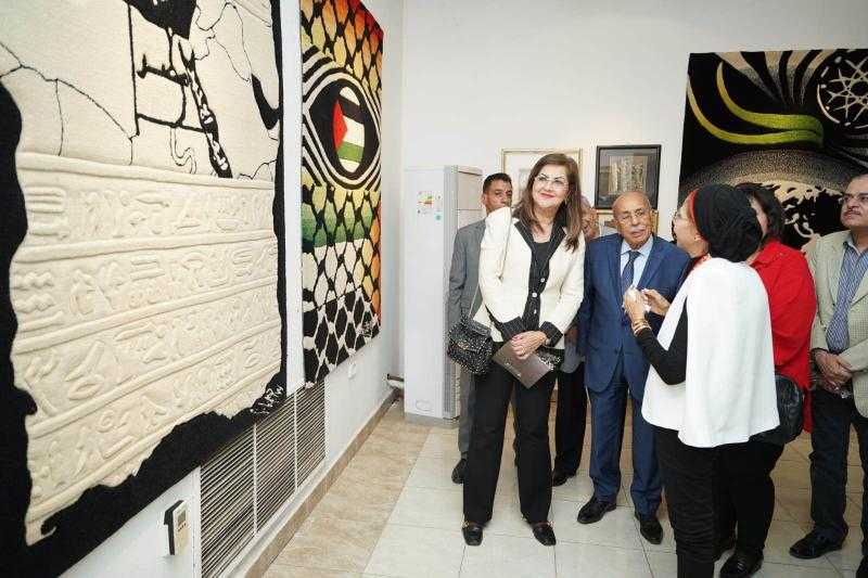 وزيرة التخطيط تشارك في افتتاح معرض الفنانة سهير عثمان