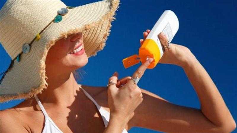 أستاذ جلدية يقدم نصائح للوقاية من الشمس خلال الصيف