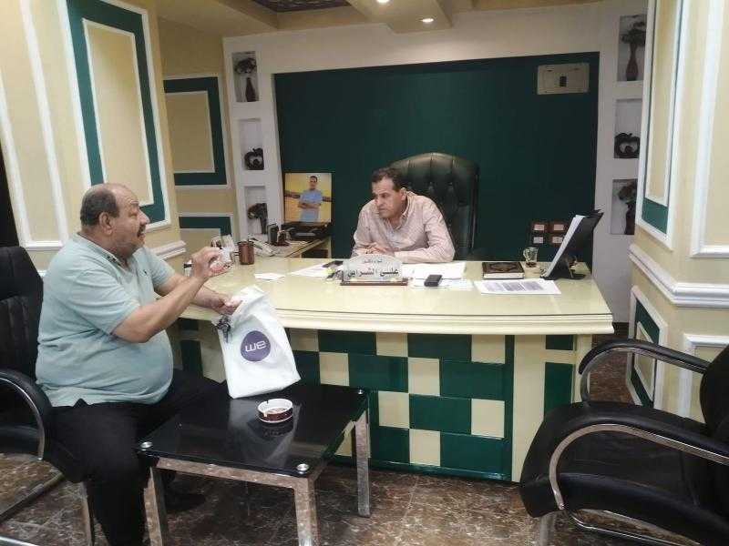 رئيس مدينة الأقصر يلتقي بعض المواطنين لبحث مطالبهم | صور
