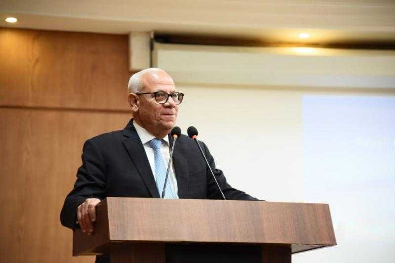 محافظ بورسعيد يسلم المرحلة الثانية من الأسر الأولى بالرعاية إيصالات سداد اشتراكات التأمين الصحي الشامل