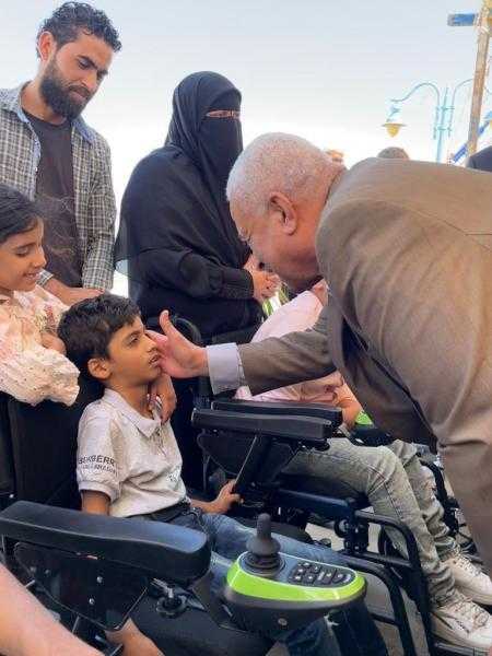 محافظ السويس يسلم 30 كرسيا مجهزا لذوي الهمم وأصحاب القدرات الخاصة.. صور