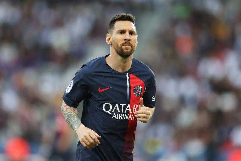 ميسي يتلقي عرضين من أندية أوروبا