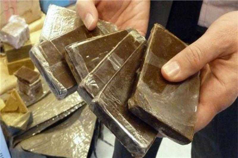 ضبط مسجل خطر بحوزته كمية من الحشيش بقنا