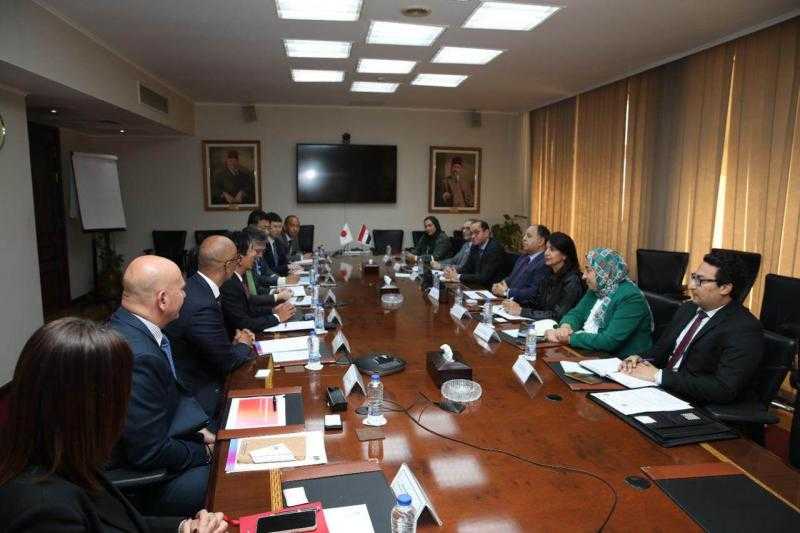 وزير المالية يلتقي وفد شركة يابانية لتعزيز استثماراتها بالسوق المحلية
