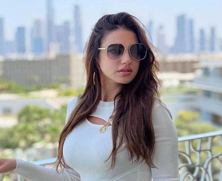 درة تتألق بالأبيض في أحدث جلسة تصوير لها من تايلاند
