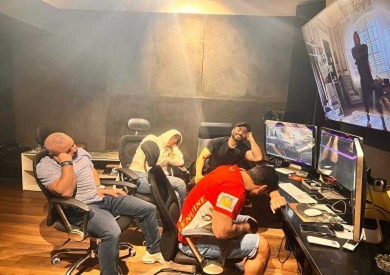 تامر حسني عن فريق فيلم «تاج»: سايبهم نايمين 5 دقايق عشان بيقولوا إني متعب