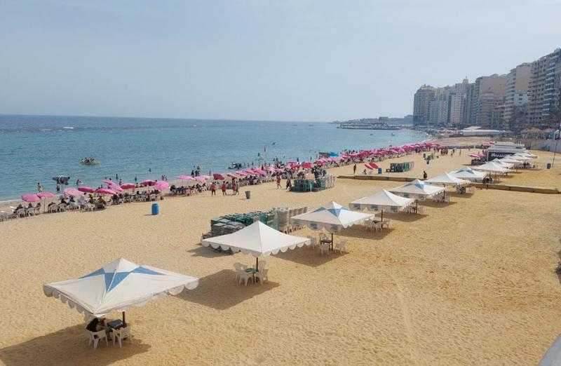 شواطئ الإسكندرية ترفع الرايات الخضراء شرقًا والصفراء غربًا