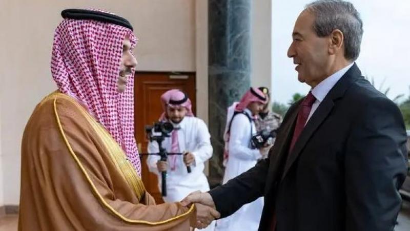 المقداد يتفقد مقر السفارة السورية بالرياض تمهيدا لإعادة افتتاحها