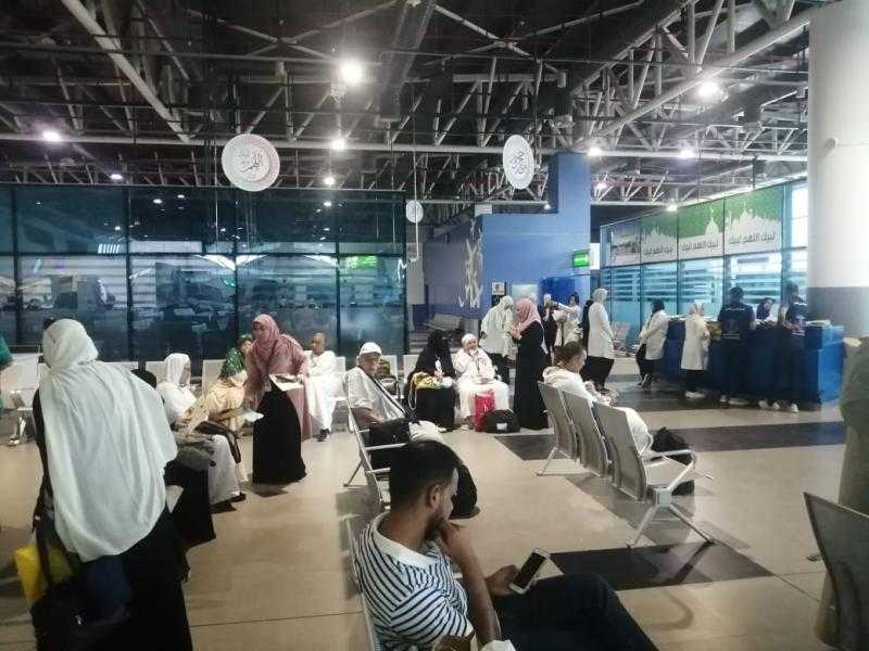 البحوث الإسلامية يطلق أول قافلة للتوعية بمناسك الحج داخل مطار القاهرة الدولي.. صور