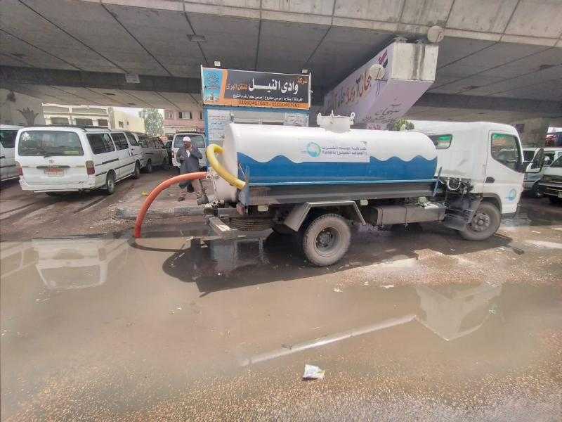 سحب تراكمات مياه الأمطار من شوارع البحيرة | صور