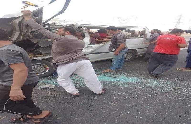 مصرع 14 شخصا في تصادم تريلا مع ميكروباص بطريق الكريمات