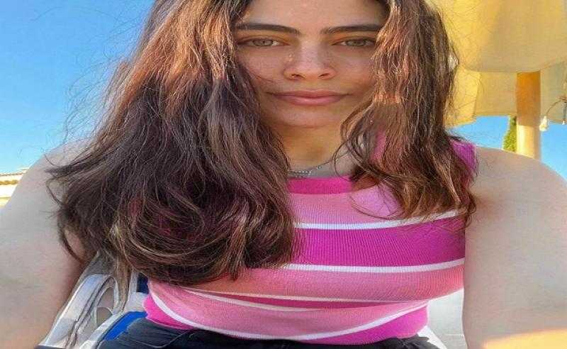 هاجر أحمد بإطلالة رقيقة من أمام حمام السباحة