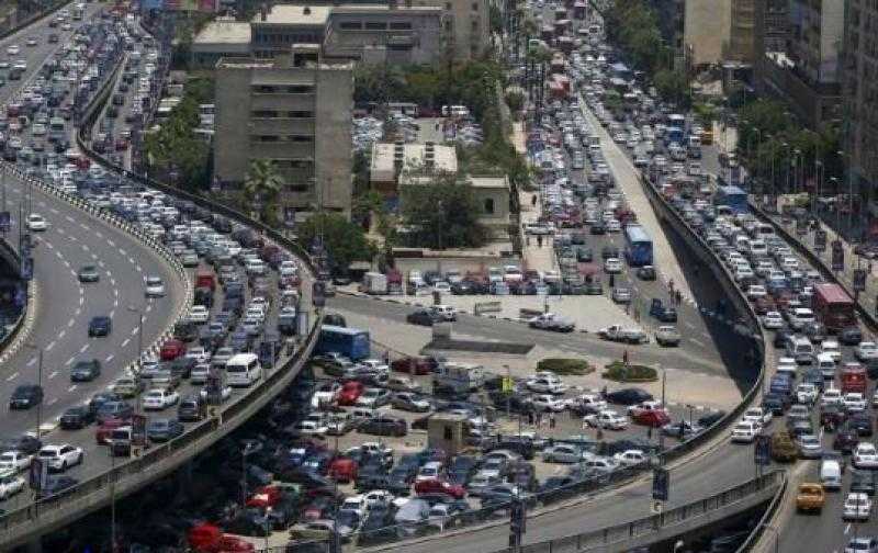 كثافات مرورية متحركة ببعض محاور وميادين القاهرة والجيزة