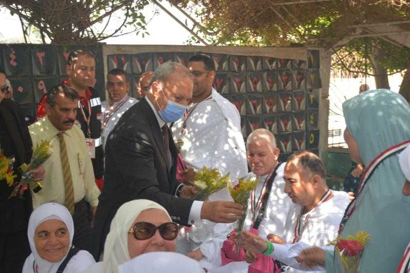 محافظ القليوبية يودع أول فوج مكون من 45 حاجا قبل سفرهم لبيت الله الحرام