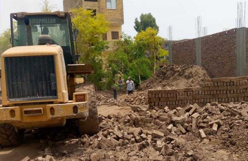 إزالة حالة بناء بدون ترخيص بـ”سنورس” بالفيوم