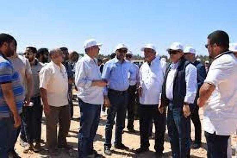 نائب وزير الإسكان يتفقد مشروعات المياه والصرف الصحي بمطروح