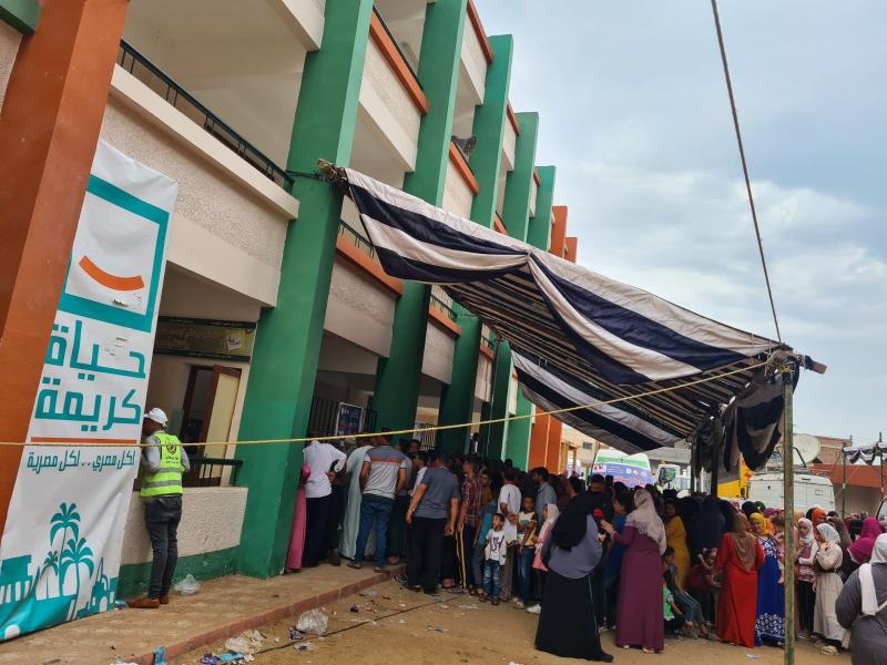 أهالي قرية الأبعادية: الرئيس السيسي شرفنا بزيارته.. والقرية أصبحت نموذجية
