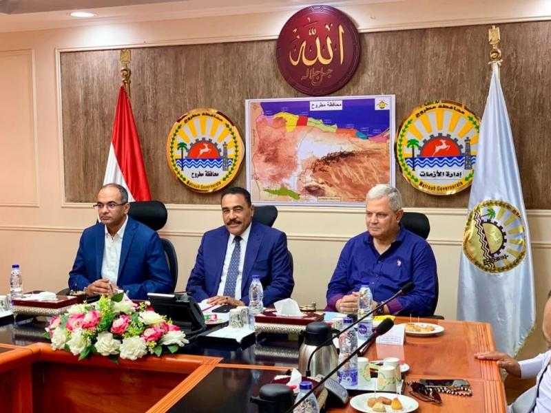 محافظ مطروح ونائب وزير الإسكان يبحثان موقف المشروعات الجارية بمحطات المياه والصرف