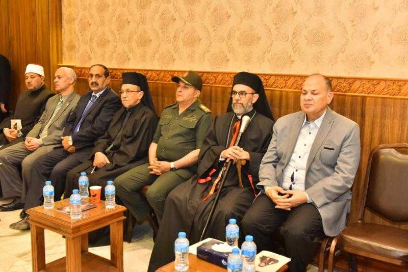 محافظ أسيوط وقائد المنطقة الجنوبية العسكرية يشهدان ذكرى تأبين الراحل الأنبا كيرلس وليم