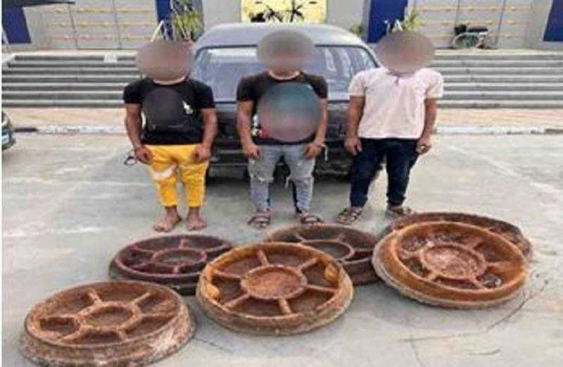 القبض على 3 أشخاص بتهمة سرقة بالوعات الصرف الصحي بالقاهرة