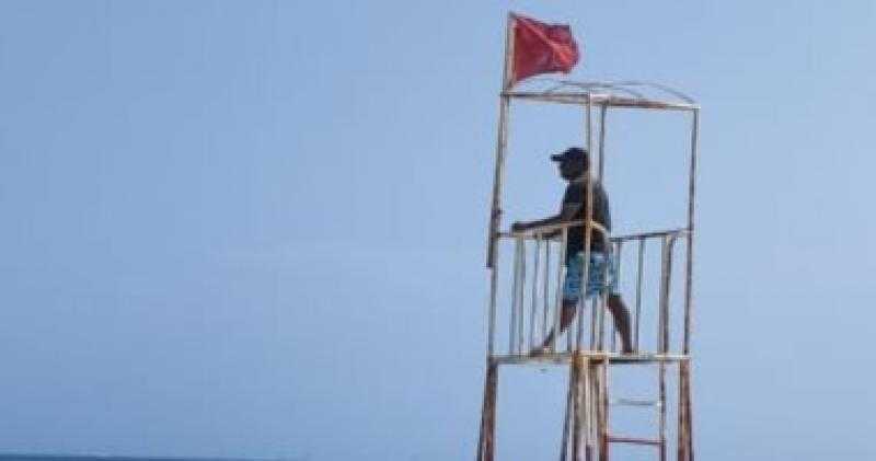 رئيس مصايف الإسكندرية: الأمواج مرتفعة وتم رفع الرايات الحمراء