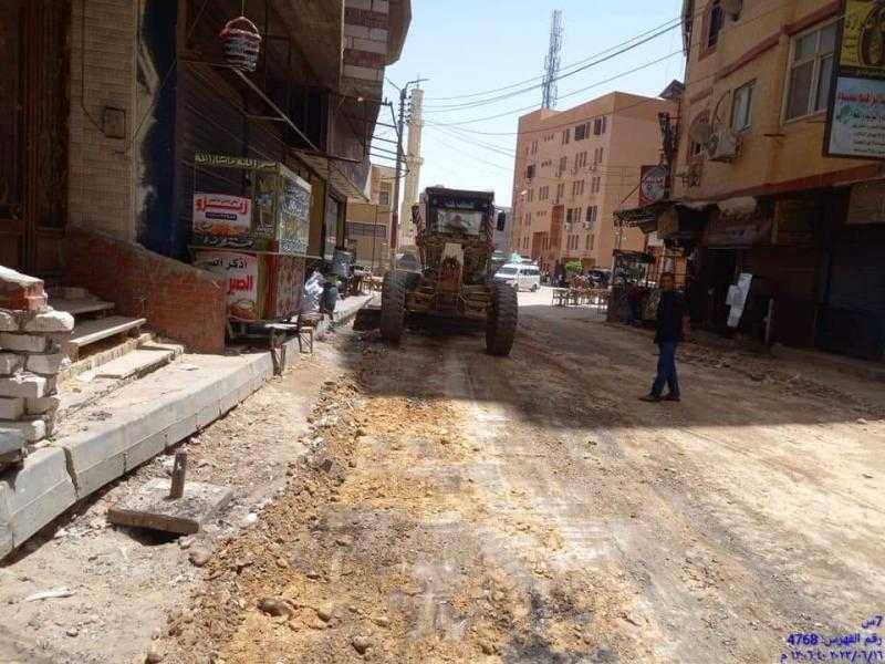 متابعة أعمال الرصف بمنطقة شارع الدسوقي بمدينة مغاغة | صور
