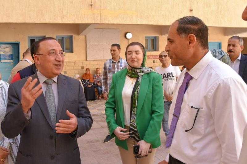 محافظ الإسكندرية يتفقد سير امتحانات الثانوية العامة بعدد من اللجان | صور