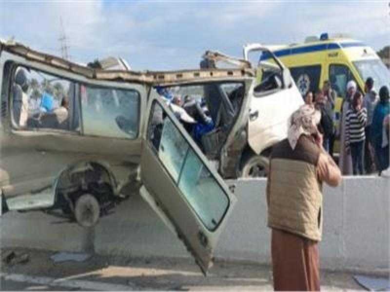 مصرع 3 أشخاص وإصابة 13 آخرين بحادث تصادم ميكروباص وسيارة نقل بالإسماعيلية