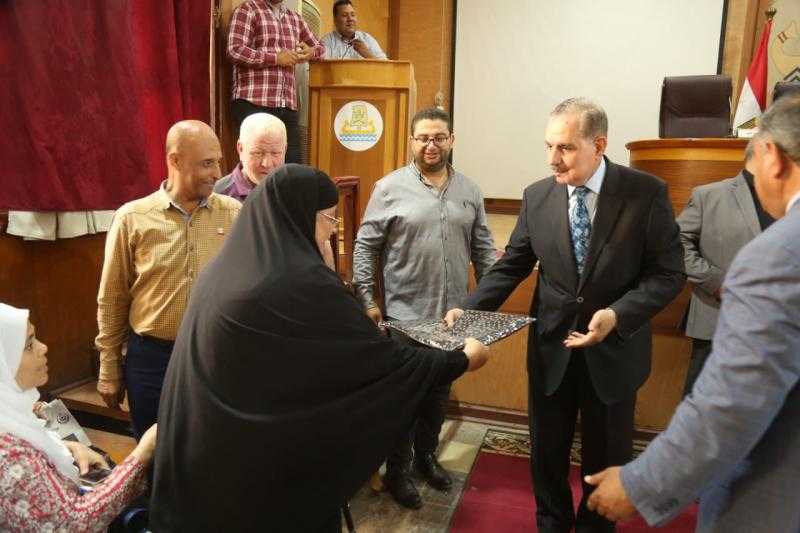 محافظ كفر الشيخ يوجه نصائح للحجاج.. والسكرتير العام يشهد مغادرة 180 حاجا.. صور