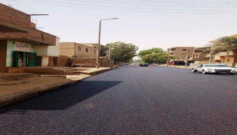 محافظ أسوان يشدد على رفع معدلات التنفيذ بمشروعات تطوير الطرق.. صور