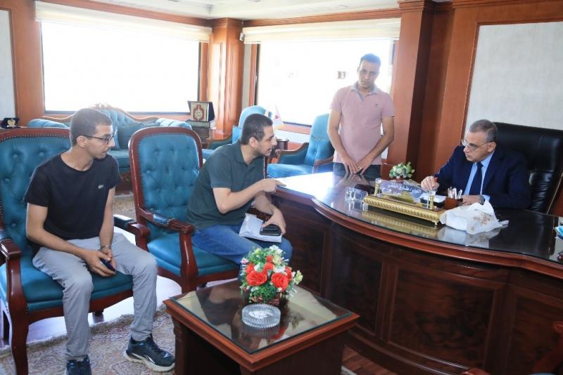 156 مواطنا يعرضون مطالبهم وشكاواهم على محافظ سوهاج في لقاء جماهيري