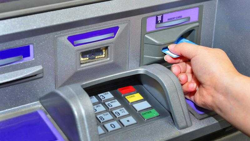 ضبط عصابة استولت على أموال عدد من عملاء البنوك عبر الانترنت