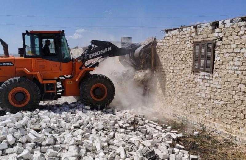 إزالة 15 حالة بناء وتعديات على الزراعات في المحلة