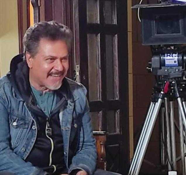 محمد رياض عن صورة عادل إمام على بوستر مهرجان المسرح: معبرة جدا