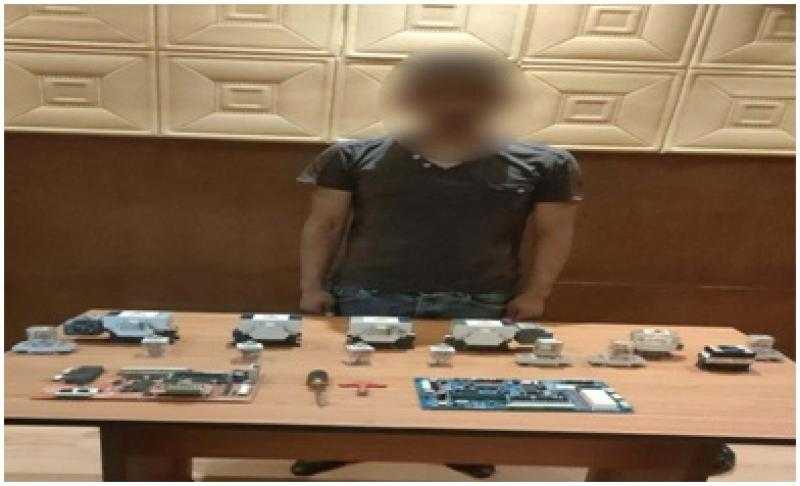القبض على المتهم بسرقة الدوائر الكهربائية والأسلاك الخاصة من المصاعد بالقاهرة