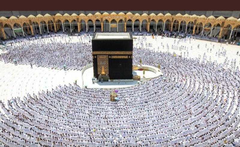 أكثر من مليون حاج يؤدون صلاة الجمعة بالمسجد الحرام