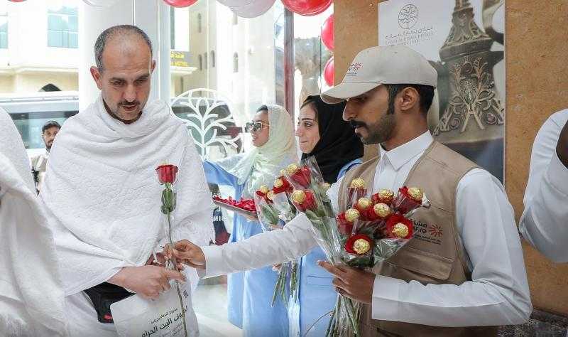 شاهد | كاميرا «خط أحمر» ترصد استقبال الحجاج بفنادق مكة بالورود والهدايا