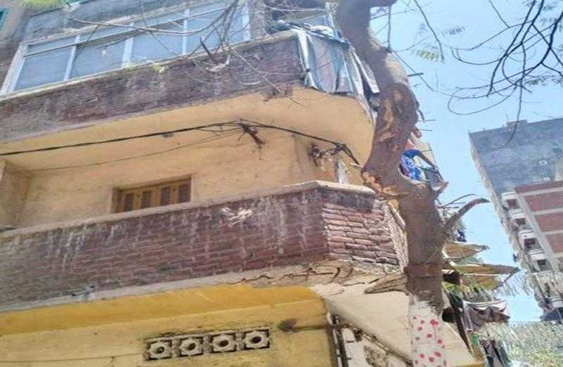 إزالة أجزاء خطرة ومعلقة بعقار قديم في حي الجمرك بالإسكندرية