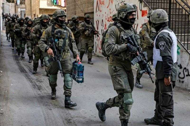 مُستوطنون إسرائيليون يقيمون بؤرة استيطانية بالضفة الغربية.. وآخرون يحرقون أرضًا زراعية