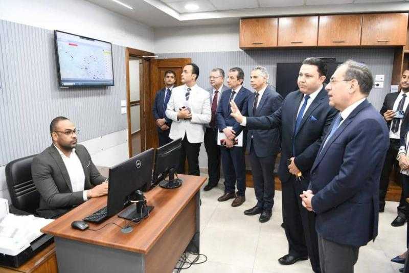 طارق الملا يتفقد غرفة عمليات التعاون للبترول