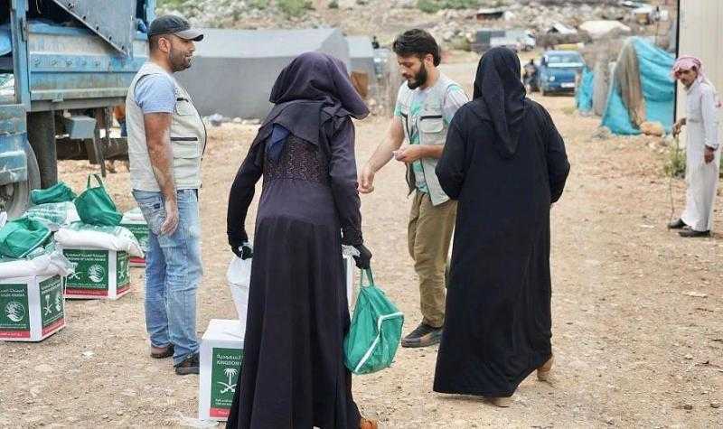 سلمان للإغاثة يواصل توزيع المساعدات الإغاثية والغذائية لمتضرري الزلزال في محافظة إدلب بسوريا