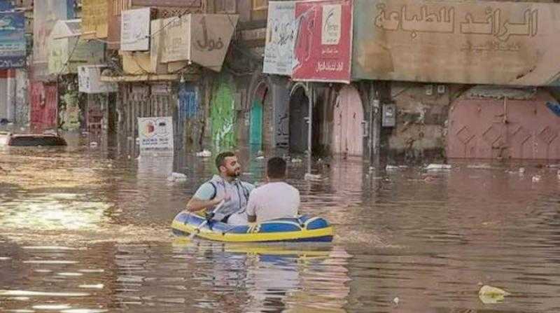 مساعدات عاجلة للأسر النازحة من الفيضانات باليمن